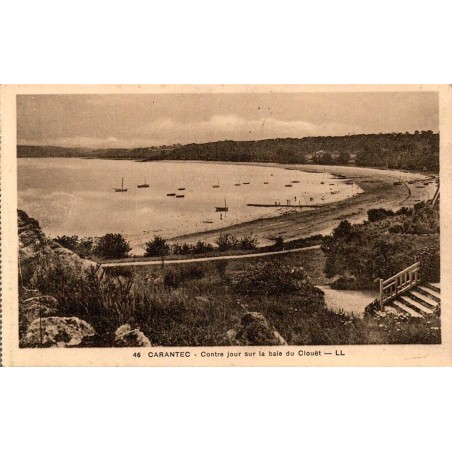 CPA Carantec baie du Clouët avec plage et bateaux au mouillage