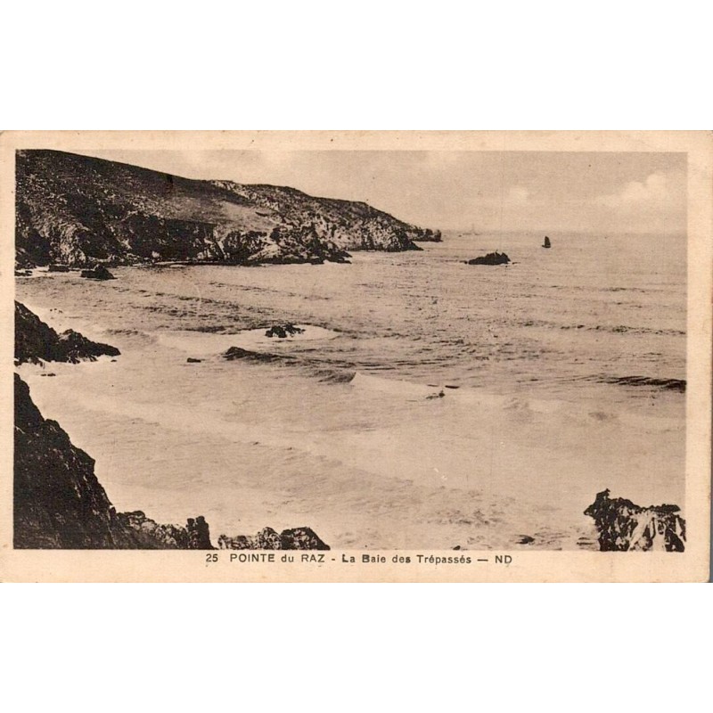 CPA Pointe du Raz Baie des Trépassés avec falaises et rochers du littoral breton
