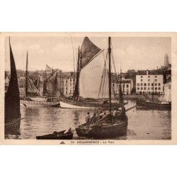 CPA Douarnenez port avec voiliers de pêche et marins devant les maisons de la ville