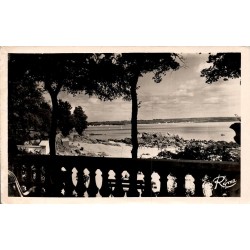 CPSM Beg-Meil vue sur la plage et le littoral depuis une terrasse arborée