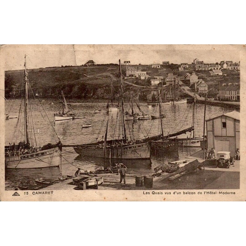 CPSM Camaret-sur-Mer quais et anciens voiliers de pêche vus de l’Hôtel Moderne