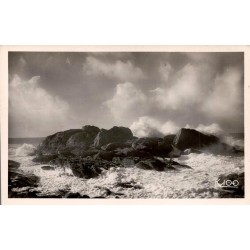 CPSM Saint-Guénolé Penmarc’h, Tal-Ifern sous la tempête et vagues sur les rochers