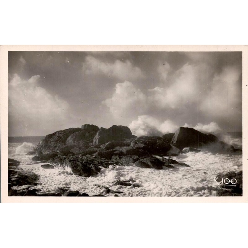 CPSM Saint-Guénolé Penmarc’h, Tal-Ifern sous la tempête et vagues sur les rochers