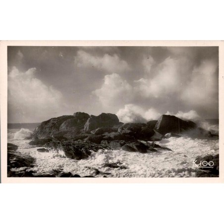 CPSM Saint-Guénolé Penmarc’h, Tal-Ifern sous la tempête et vagues sur les rochers