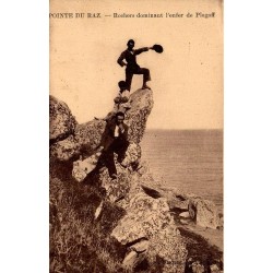 CPA Pointe du Raz personnages sur les rochers dominant l’Enfer de Plogoff