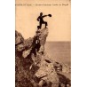 CPA Pointe du Raz personnages sur les rochers dominant l’Enfer de Plogoff
