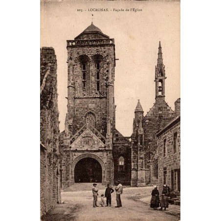 CPA Locronan façade de l’église Saint-Ronan avec habitants, Le Doaré