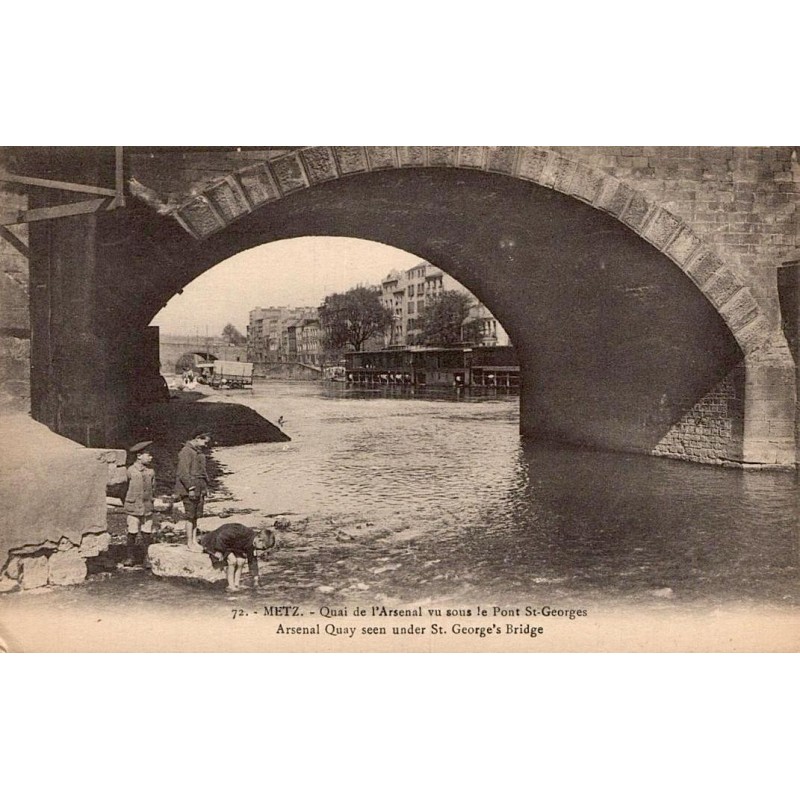CPA Metz Quai de l’Arsenal sous le Pont Saint-Georges avec enfants au bord de la Moselle