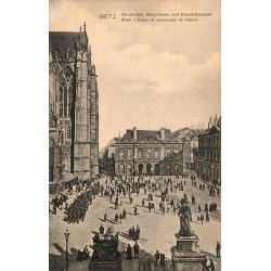 CPA Metz Place d’Armes, monument de Fabert, cathédrale et militaires avant 1918