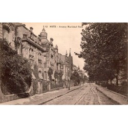 CPSM Metz avenue Maréchal Foch et ses bâtiments historiques dans les années 1930