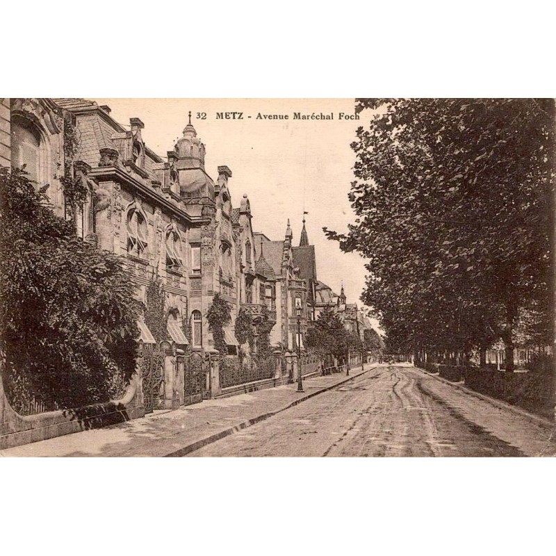 CPSM Metz avenue Maréchal Foch et ses bâtiments historiques dans les années 1930