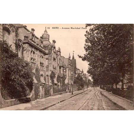 CPSM Metz avenue Maréchal Foch et ses bâtiments historiques dans les années 1930