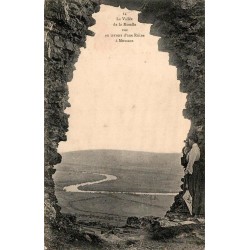 CPA Mousson vallée de la Moselle vue au travers des ruines avec personnage