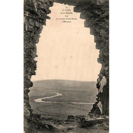 CPA Mousson vallée de la Moselle vue au travers des ruines avec personnage