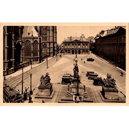 CPSM Metz Place d’Armes, Monument Fabert et cathédrale Saint-Étienne