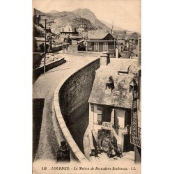 CPA Lourdes Maison de Bernadette Soubirous et quartier ancien dans les Hautes-Pyrénées