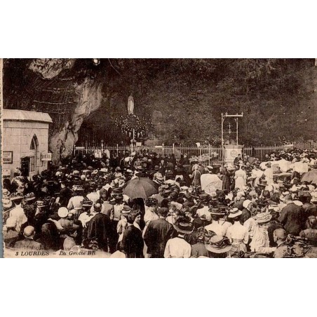 CPA Lourdes foule de pèlerins devant la Grotte de Massabielle en 1909