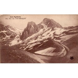 CPA Pic du Tourmalet enneigé et route de montagne dans les Hautes-Pyrénées