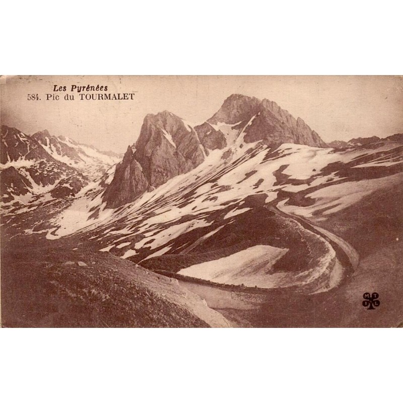 CPA Pic du Tourmalet enneigé et route de montagne dans les Hautes-Pyrénées