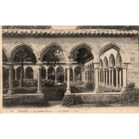 CPA Tarbes Jardin Massey et cloître aux arcades néogothiques dans les Hautes-Pyrénées