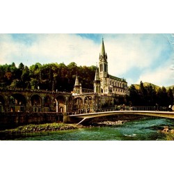 CPM Lourdes basilique de l’Immaculée-Conception et Gave de Pau, carte circulée en 1980