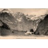 CPA Gavarnie Cirque pris des pâturages avec bovins et Grande Cascade Hautes-Pyrénées