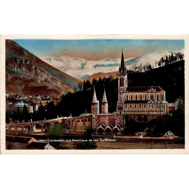 CPA colorisée Lourdes basilique et sanctuaires devant les Pyrénées enneigées