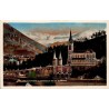 CPA colorisée Lourdes basilique et sanctuaires devant les Pyrénées enneigées
