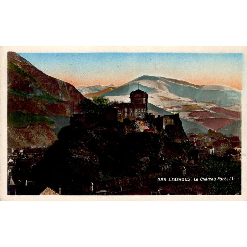 CPA colorisée Lourdes Château-Fort sur son rocher devant les Pyrénées enneigées