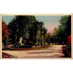 CPSM Tarbes Jardin Massey, allée fleurie, palmiers et statue dans les Hautes-Pyrénées