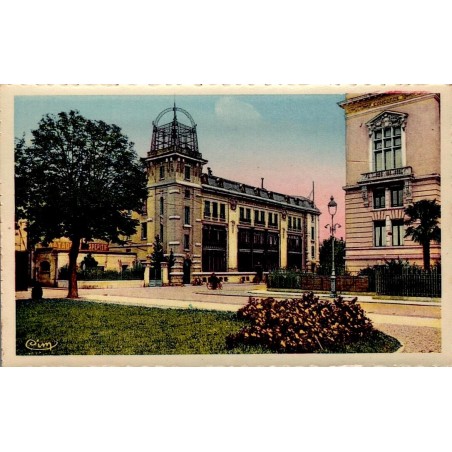 CPSM Tarbes Hôtel des Postes, bâtiment monumental et tour dans les Hautes-Pyrénées