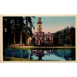 CPSM Tarbes Jardin Massey, lac avec cygnes et musée dans les Hautes-Pyrénées