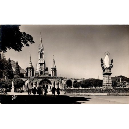CPSM Lourdes basilique et Vierge couronnée sur l'esplanade du sanctuaire
