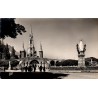 CPSM Lourdes basilique et Vierge couronnée sur l'esplanade du sanctuaire