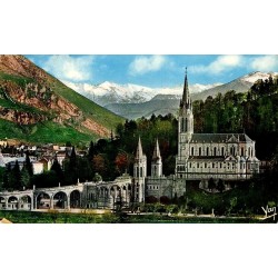CPSM Lourdes basilique et montagnes enneigées des Pyrénées, carte circulée en 1966