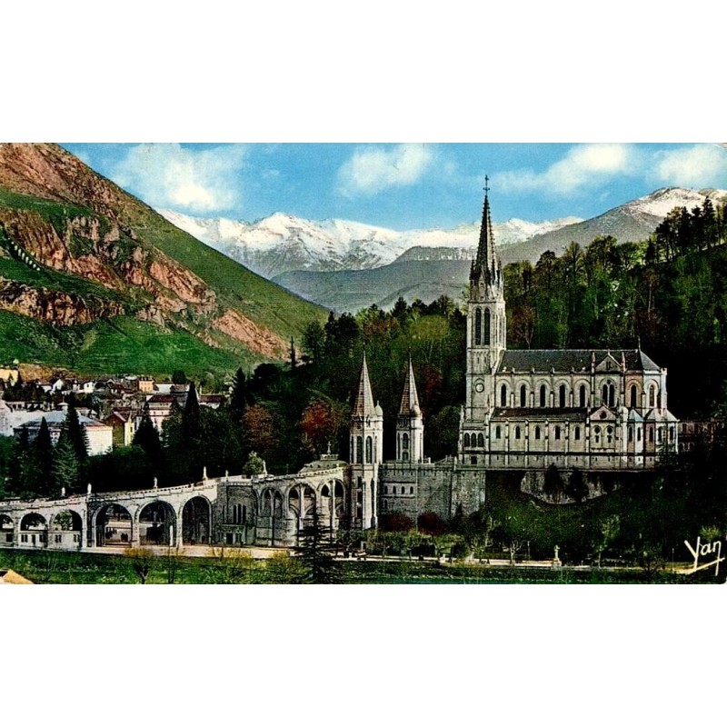 CPSM Lourdes basilique et montagnes enneigées des Pyrénées, carte circulée en 1966