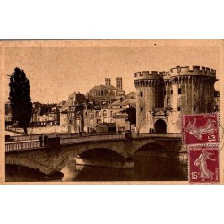 VERDUN - La Porte Chaussée (XIVè Siècle) et vue générale sur la Cathédrale