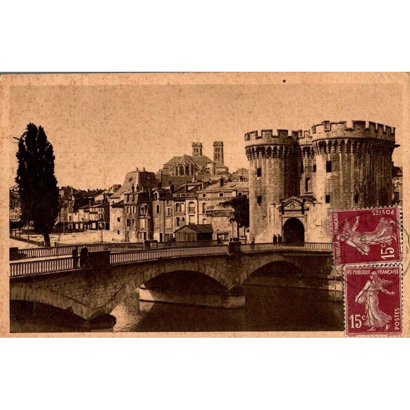 VERDUN - La Porte Chaussée (XIVè Siècle) et vue générale sur la Cathédrale