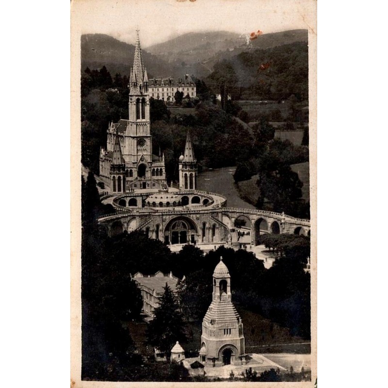 CPA Lourdes basilique et Monument Interallié, vue panoramique du sanctuaire