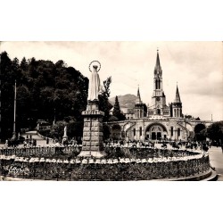 CPSM Lourdes basilique et Vierge couronnée avec pèlerins sur l’esplanade