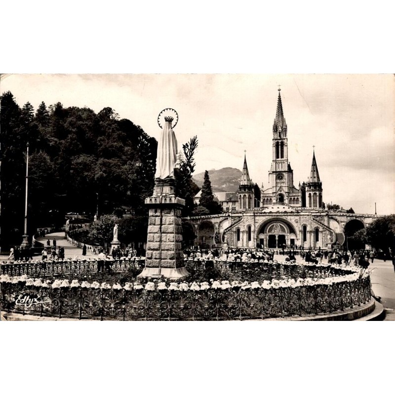 CPSM Lourdes basilique et Vierge couronnée avec pèlerins sur l’esplanade