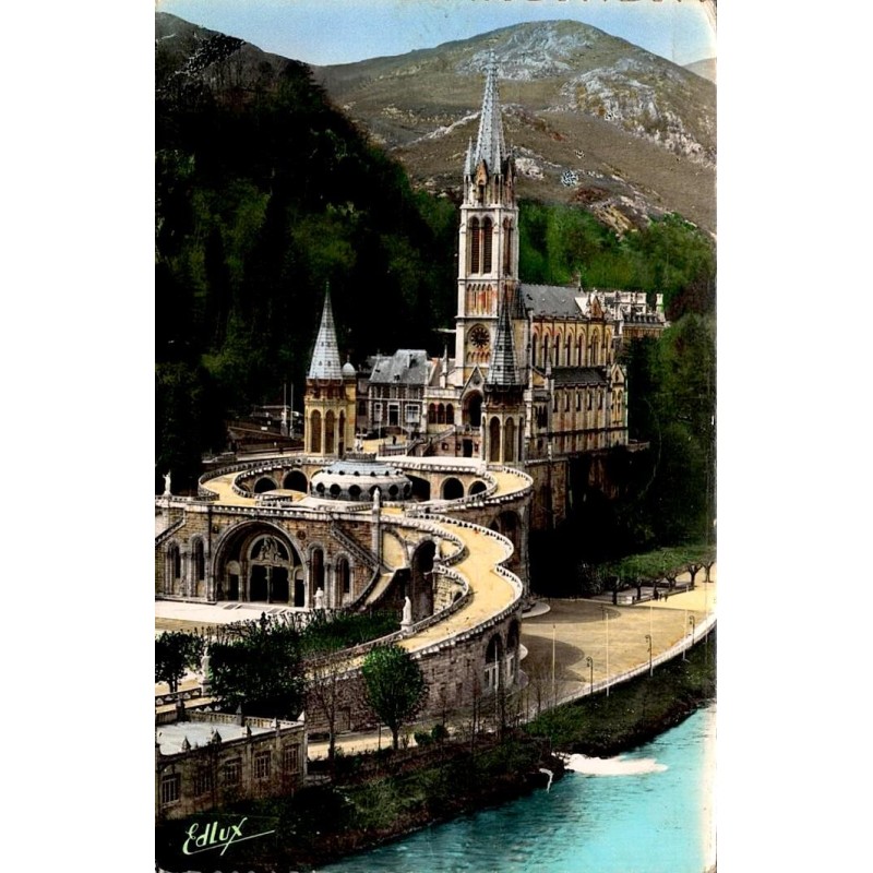 CPSM Lourdes basilique et Gave de Pau, vue colorisée du sanctuaire en 1951