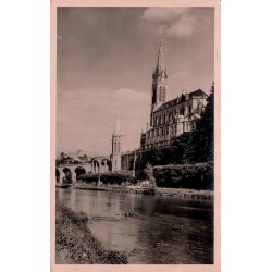 CPSM Lourdes basilique et Gave de Pau, vue verticale ancienne en noir et blanc