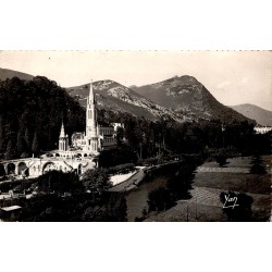 CPSM Lourdes basilique et Gave de Pau avec panorama des montagnes des Hautes-Pyrénées