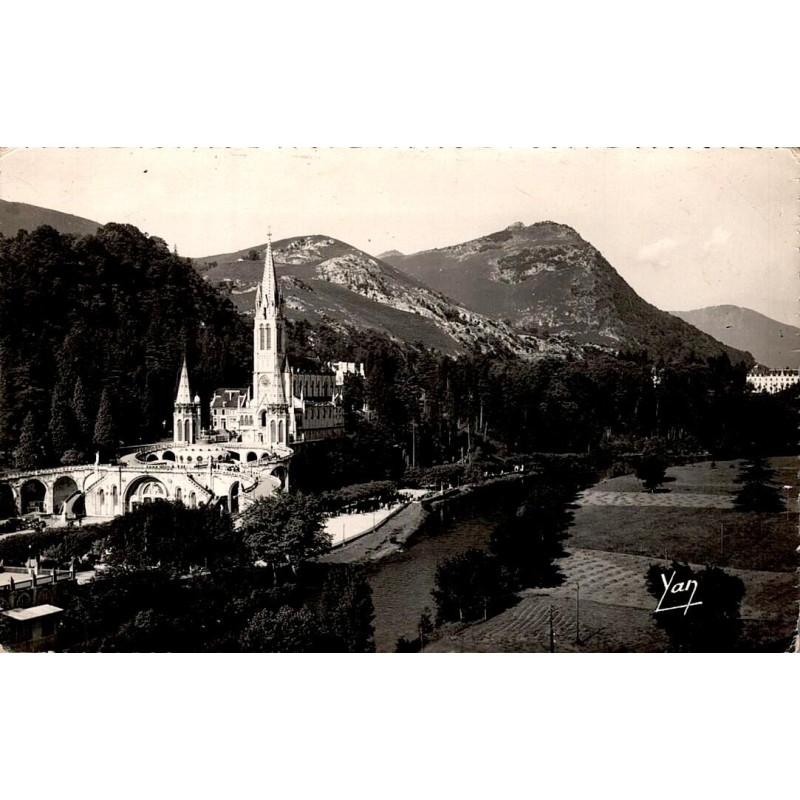 CPSM Lourdes basilique et Gave de Pau avec panorama des montagnes des Hautes-Pyrénées