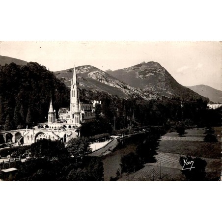 CPSM Lourdes basilique et Gave de Pau avec panorama des montagnes des Hautes-Pyrénées