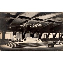 CPSM Lourdes intérieur de la basilique souterraine Saint-Pie-X en 1958 avec pèlerins