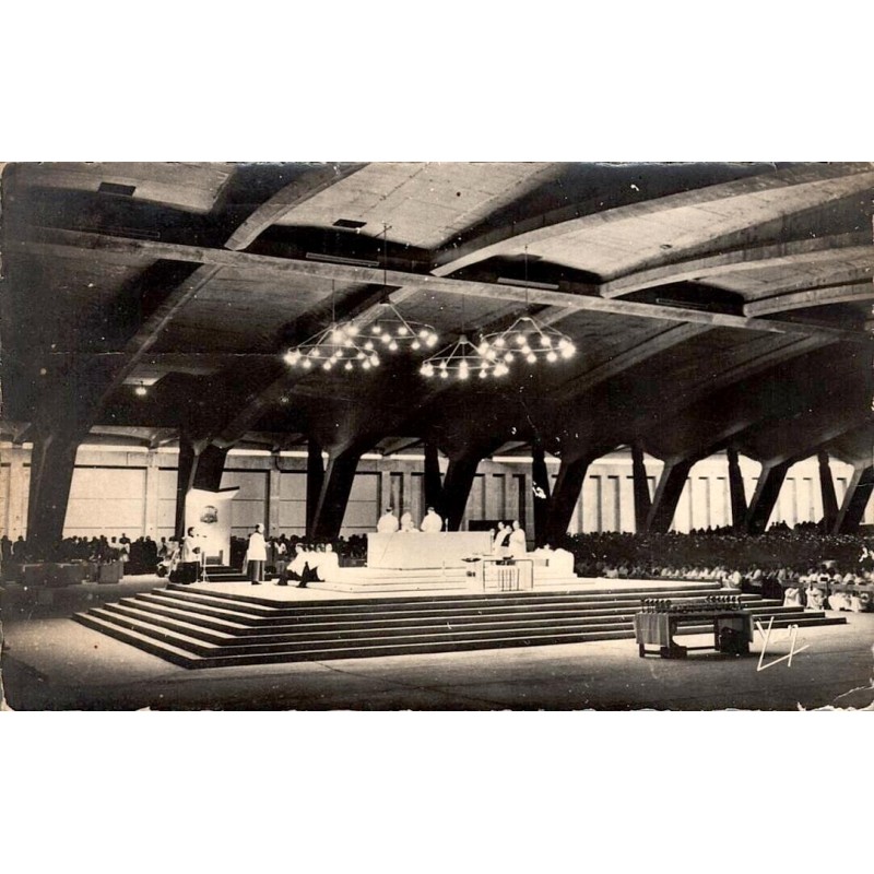CPSM Lourdes intérieur de la basilique souterraine Saint-Pie-X en 1958 avec pèlerins