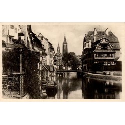 CPA Strasbourg Petite France canal maisons à colombages et cathédrale Bas-Rhin