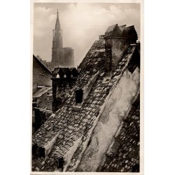 CPSM Strasbourg cathédrale Notre-Dame dominant les vieux toits du centre historique